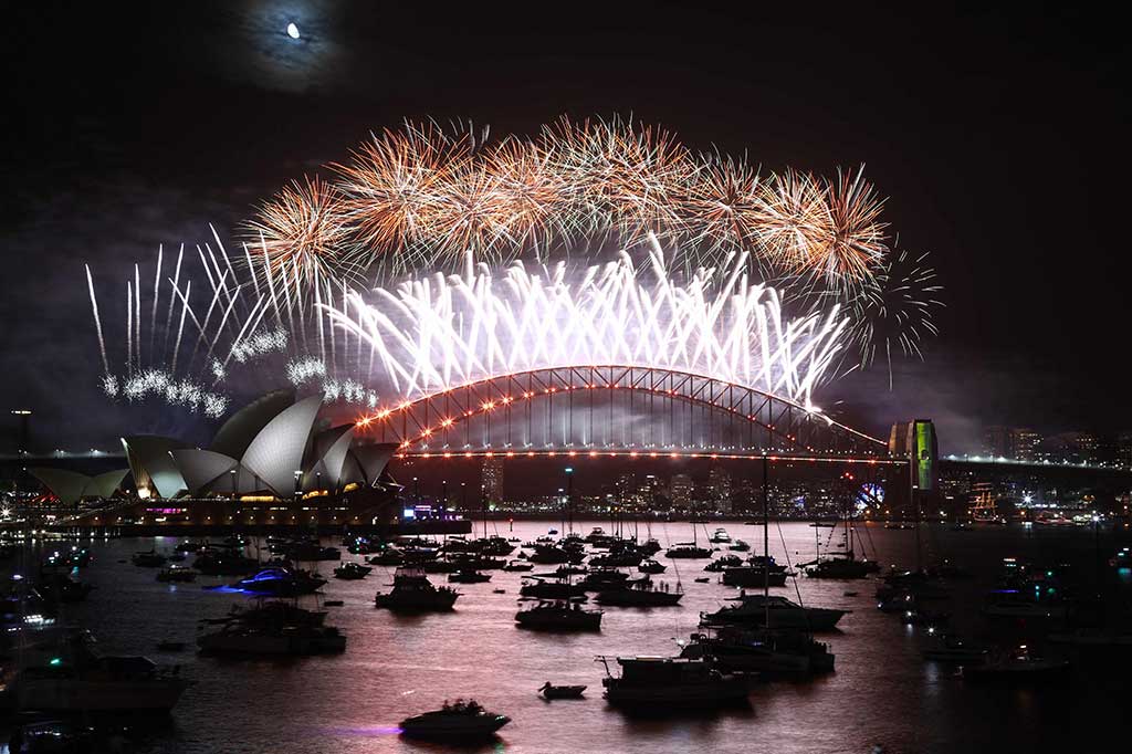Pesta kembang api menyambut pergantian tahun di Opera House dan Harbour Brydge, Sydney, Australia, Senin, 1 Januari 2023 dini hari waktu setempat.