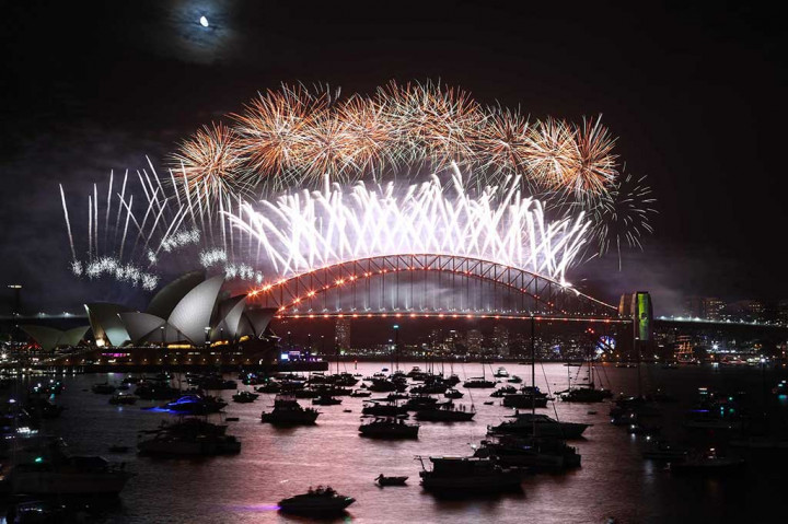 Pesta kembang api menyambut pergantian tahun di Opera House dan Harbour Brydge, Sydney, Australia, Senin, 1 Januari 2023 dini hari waktu setempat.