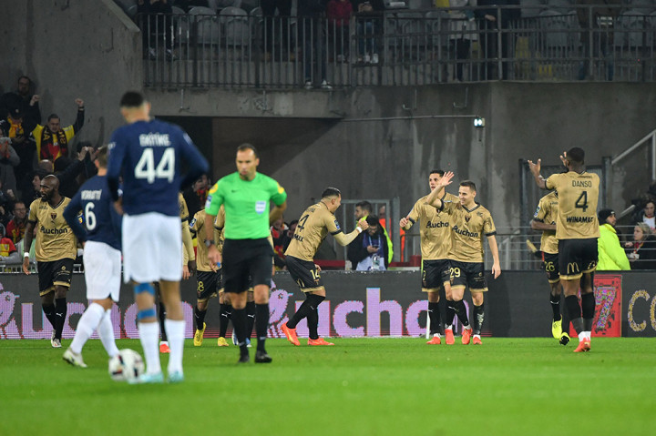 Lens bermain menyerang saat pertandingan dimulai. Mereka hanya butuh lima menit untuk membuka skor lewat tendangan keras Przemyslaw Frankowski yang tidak bisa dihentikan kiper Gianluigi Donnarumma. Skor menjadi 1-0.