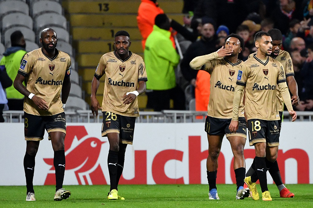Gol tersebut tidak membuat semangat pemain Lens turun. Mereka kembali unggul pada menit ke-28 lewat serangan balik cepat yang diselesaikan dengan baik oleh Lois Openda. Tuan rumah kembali unggul 2-1.