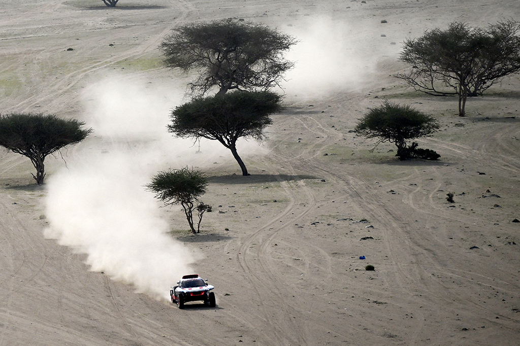 Meski sempat terkendala dengan ban bocor pada awal sesi, pereli Spanyol Carlos Sainz memenangi etape pembuka reli Dakar 2023 pada Minggu, 1 Januari 2022 waktu setempat.