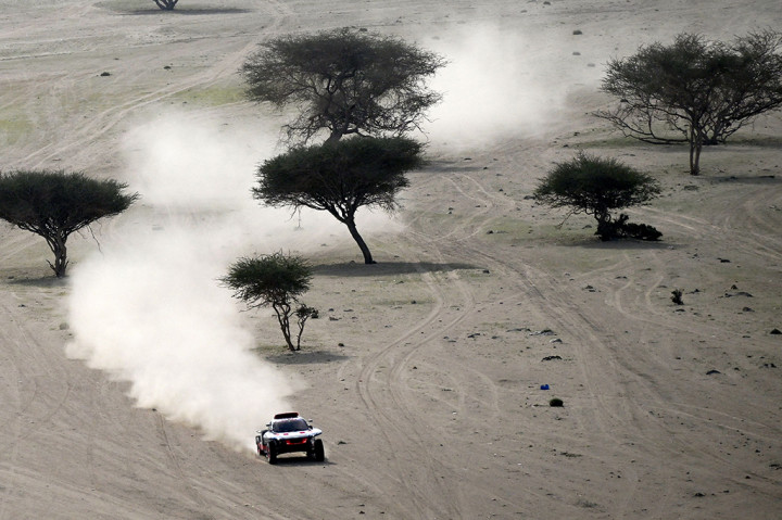 Meski sempat terkendala dengan ban bocor pada awal sesi, pereli Spanyol Carlos Sainz memenangi etape pembuka reli Dakar 2023 pada Minggu, 1 Januari 2022 waktu setempat.