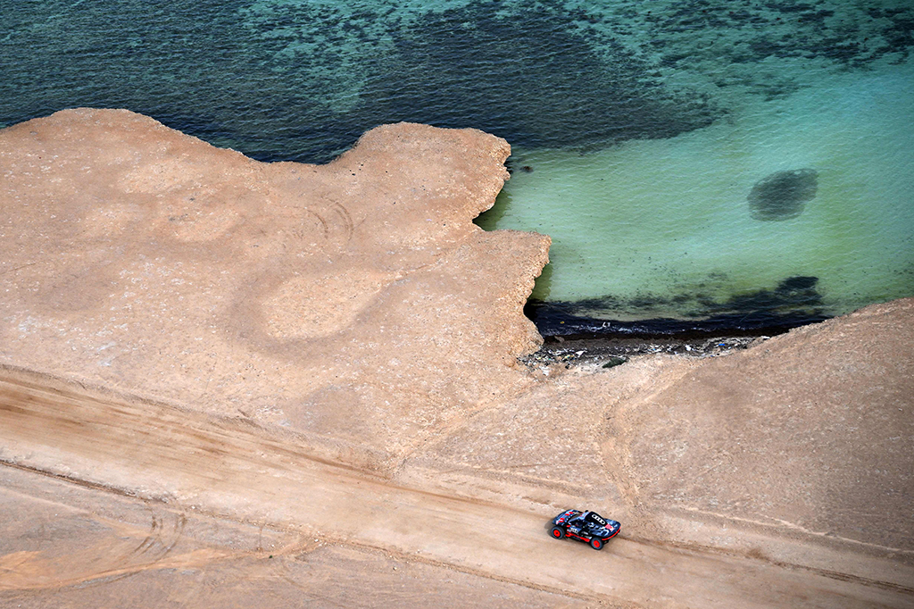 Sainz, 60, yang mengincar titel Dakar untuk keempat kalinya setelah menjuarai ajang reli ketahanan itu pada 2010, 2018, dan 2020 di kategori mobil, finis 10 detik lebih cepat dari rival terdekatnya, juara dunia reli Sebastien Loeb dari Prancis.