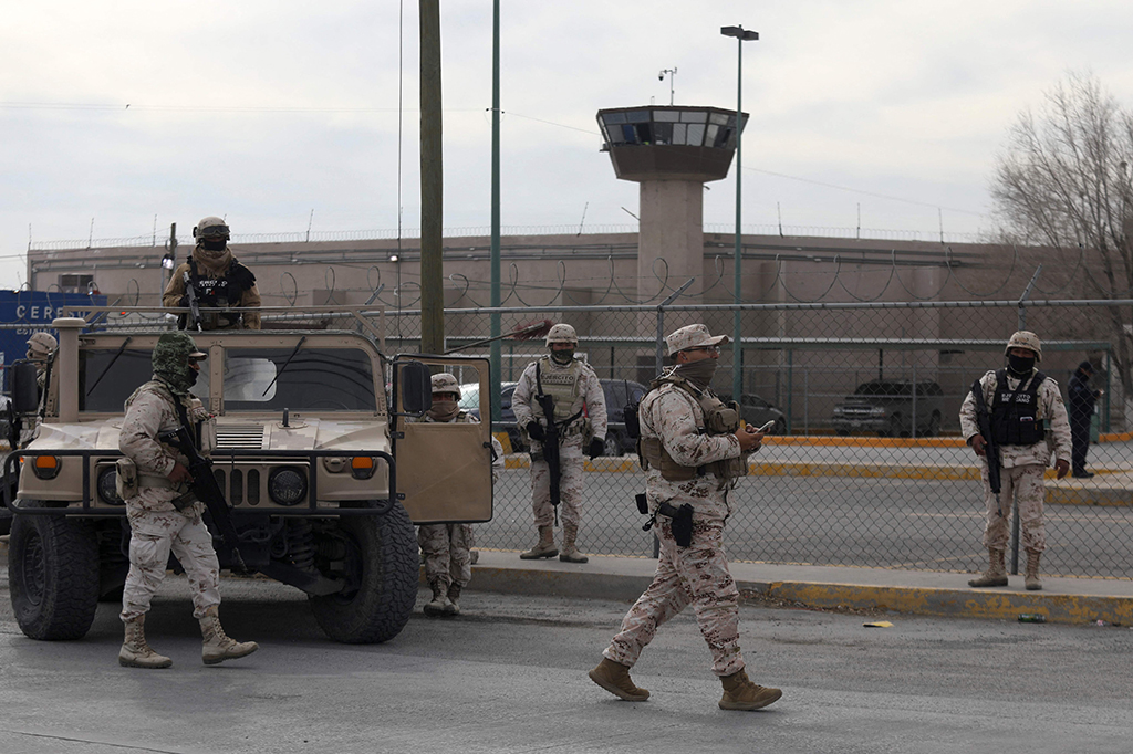 Jaksa mengatakan pertempuran di dalam penjara, di mana narapidana dari berbagai kelompok kriminal dan kartel narkoba ditempatkan di blok sel terpisah, juga menyebabkan 13 orang terluka. Jaksa mengatakan empat orang ditahan tetapi tidak merinci apakah mereka narapidana atau penyerang bersenjata.