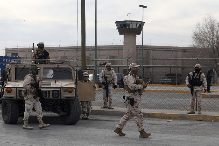 Jaksa mengatakan pertempuran di dalam penjara, di mana narapidana dari berbagai kelompok kriminal dan kartel narkoba ditempatkan di blok sel terpisah, juga menyebabkan 13 orang terluka. Jaksa mengatakan empat orang ditahan tetapi tidak merinci apakah mereka narapidana atau penyerang bersenjata.