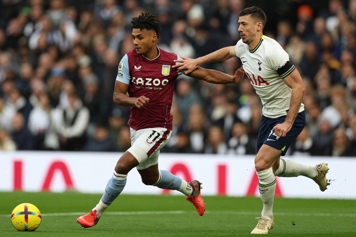 Pada babak pertama Aston Villa mengambil inisiatif menyerang terlebih dahulu melalui Ollie Watkins, sayang tendangannya masih menyamping dari gawang Tottenham Hotspur.