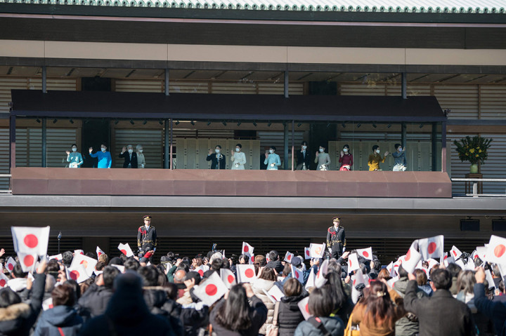 Hanya sekitar 1.500 warga, yang dipilih melalui undian, yang diizinkan memasuki istana di ibu kota Jepang itu dalam upaya mencegah penyebaran virus corona.