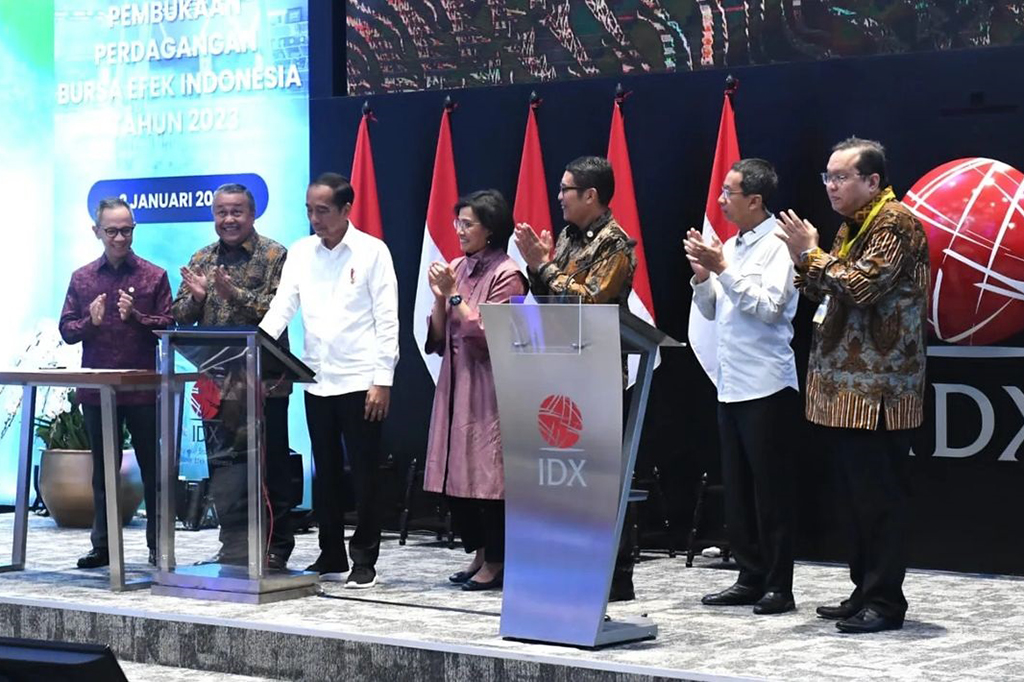 Presiden Joko Widodo (Jokowi) resmi membuka perdagangan Bursa Efek Indonesia (BEI) periode 2023 tepat pukul 09.00 WIB pada Senin, 2 Januari 2023.