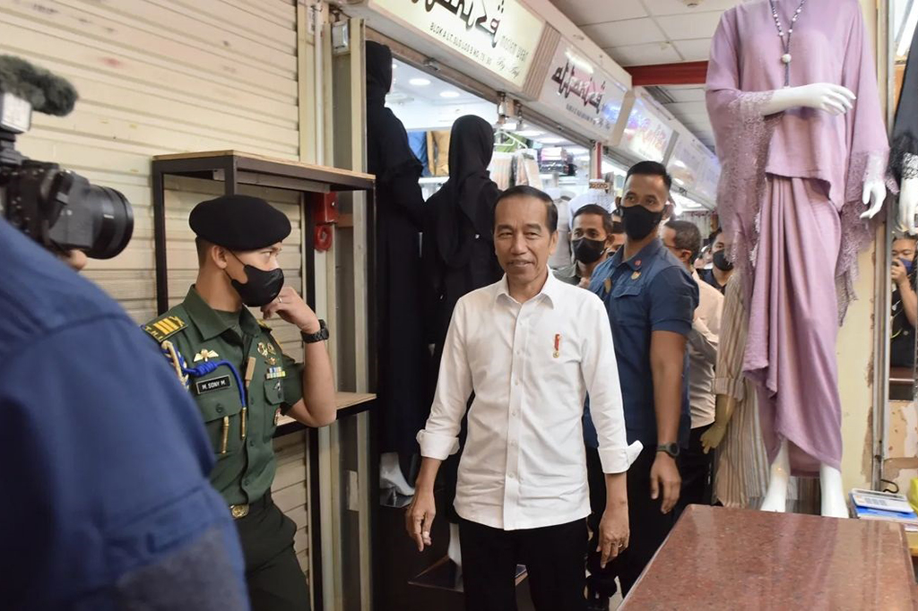 Presiden Joko Widodo (Jokowi) mengawali Tahun Baru 2023 dengan menyambangi Pasar Tanah Abang di Jakarta Pusat, Senin, 2 Januari 2023, yang disebutnya mencerminkan kondisi perekonomian secara riil.