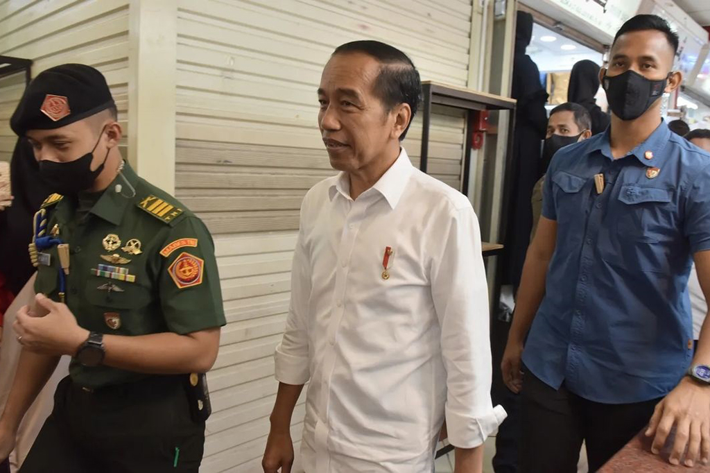 Jokowi yang didampingi Penjabat Gubernur DKI Jakarta Heru Budi Hartono berkeliling di beberapa kios yang ada di Pasar Tanah Abang Blok A dan berinteraksi dengan sejumlah pedagang di sana.