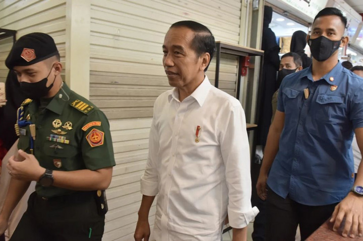 Jokowi yang didampingi Penjabat Gubernur DKI Jakarta Heru Budi Hartono berkeliling di beberapa kios yang ada di Pasar Tanah Abang Blok A dan berinteraksi dengan sejumlah pedagang di sana.