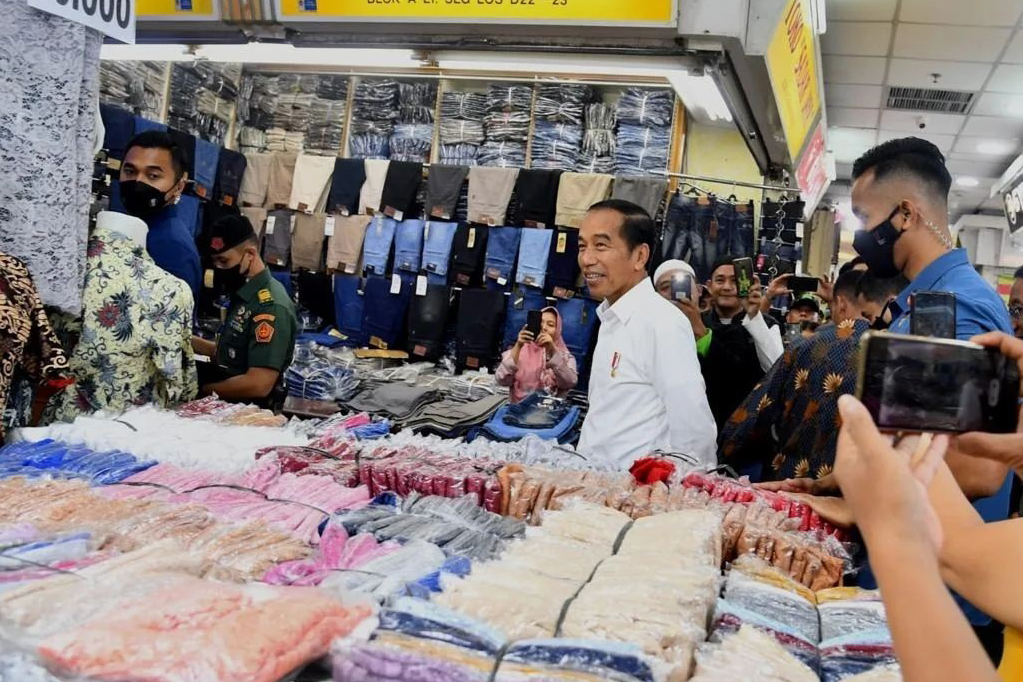 Presiden menekankan bahwa harapan optimisme karena pencabutan PPKM juga bisa dirasakan di pasar-pasar besar sejumlah kota lain seperti Pasar 16 Ilir di Palembang, Pasar Terong di Makassar, Pasar Beringharjo di Yogyakarta, Pasar Turi di Surabaya, Pasar Johar di Semarang, serta Pasar Baru, dan Pasar Gedebage di Bandung.