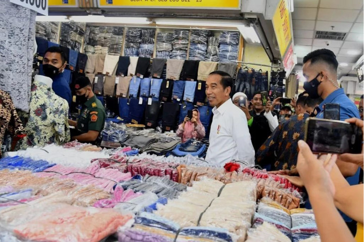 Presiden menekankan bahwa harapan optimisme karena pencabutan PPKM juga bisa dirasakan di pasar-pasar besar sejumlah kota lain seperti Pasar 16 Ilir di Palembang, Pasar Terong di Makassar, Pasar Beringharjo di Yogyakarta, Pasar Turi di Surabaya, Pasar Johar di Semarang, serta Pasar Baru, dan Pasar Gedebage di Bandung.