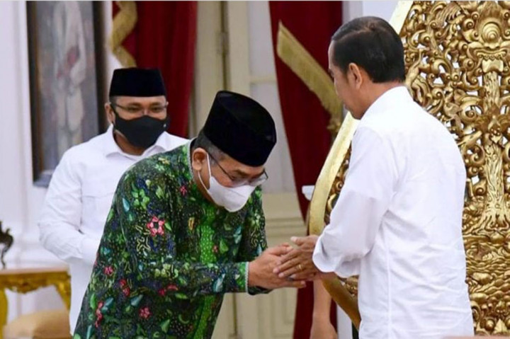 Presiden Joko Widodo menerima Ketua Umum Pengurus Besar Nahdlatul Ulama (PBNU), Yahya Cholil Staquf, di Istana Merdeka, Jakarta, pada Senin, 2 Januari 2023. Jajaran PBNU menyampaikan undangan kepada Jokowi agar berkenan menghadiri rangkaian acara utama Hari Lahir Satu Abad NU.