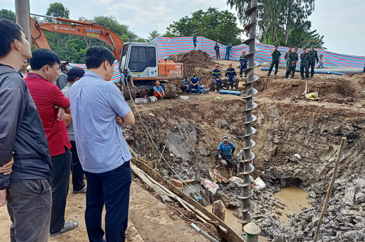 Ratusan penyelamat di Vietnam, Senin, bekerja keras untuk membebaskan seorang anak laki-laki berusia 10 tahun yang jatuh ke lubang sedalam 35 meter di lokasi konstruksi dua hari lalu.