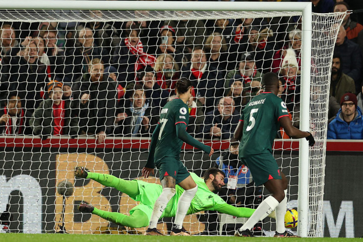 Brentford berhasil membuka skor pada menit ke-19. Bermula dari sepak pojok, bola mengenai kaki Ibrahima Konate dan masuk ke gawang sendiri. VAR sempat mengecek potensi handball dari Ben Mee, tetapi memutuskan tetap mengesahkan gol. Skor 1-0 untuk tuan rumah.