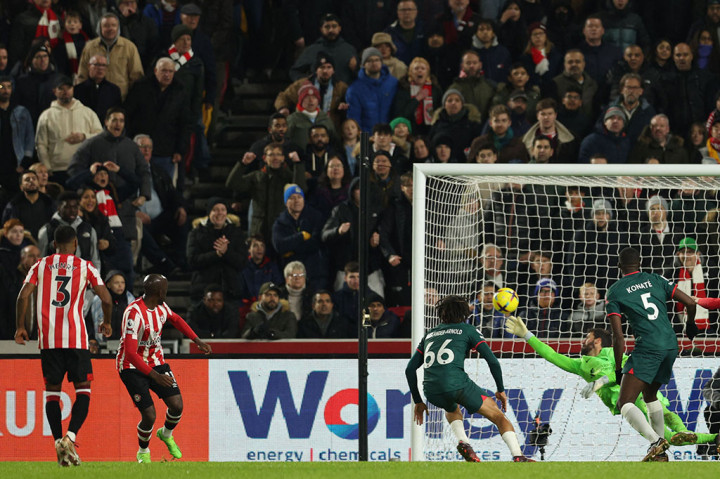 Brentford mencetak gol kedua pada menit ke-42. Liverpool kehilangan bola dan langsung dikuasai di sisi kanan oleh Jensen dan diteruskan dengan umpan silang yang berhasil disundul Yoane Wissa. Babak pertama berakhir dengan keunggulan 2-0 untuk Brentford.