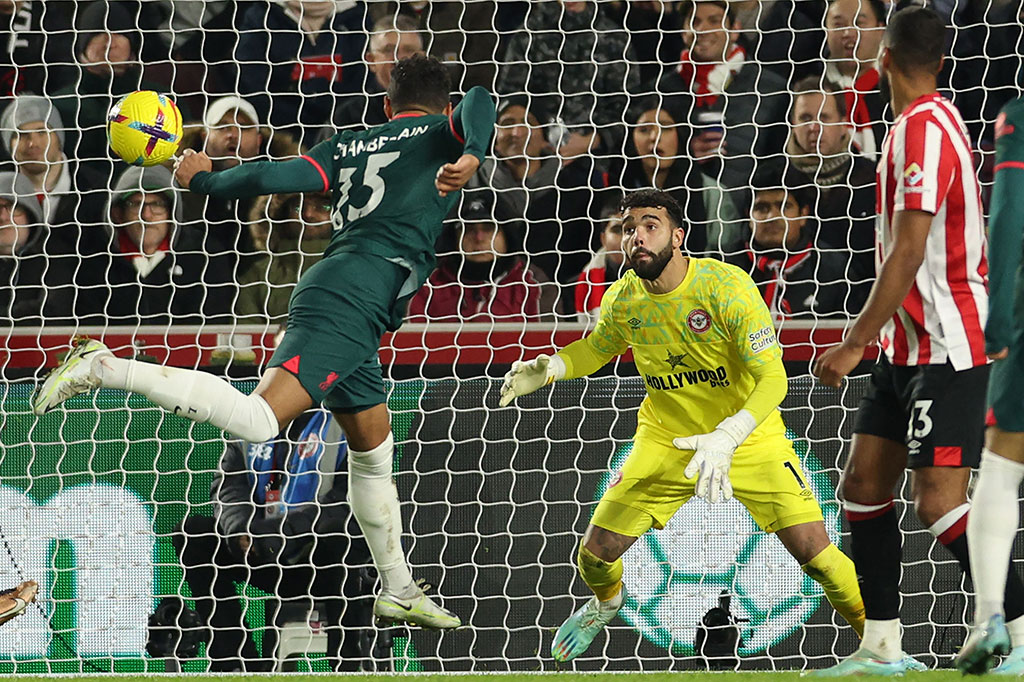 Liverpool akhirnya bisa memangkas ketertinggalan pada menit ke-50. Trent Alexander-Arnold mengirim umpan lambung dari kanan dan disambar Alex Oxlade-Chamberlain melalui tandukannya. Kedudukan menjadi 2-1.