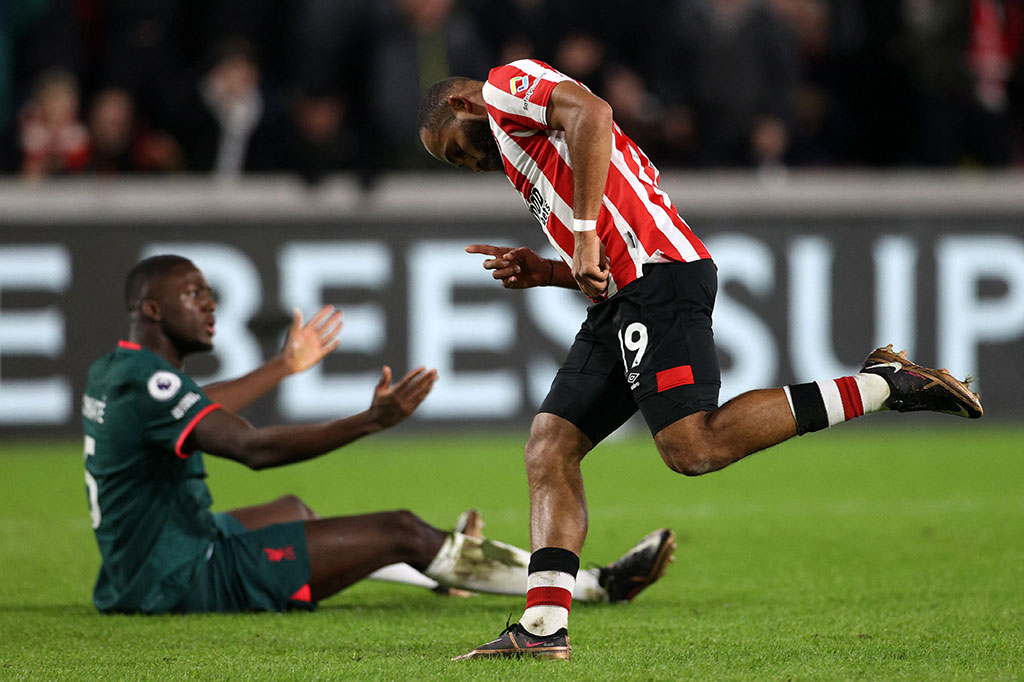 Tim tamu kemudian kebobolan gol ketiga pada menit ke-84. Berawal dari Naby Keita yang kehilangan bola, Norgaard mengirimkan umpan ke depan. Bola sempat dikuasai Konate sebelum dia terjatuh dan Bryan Mbeumo mengambil bola dan menaklukkan Alisson. Skor 3-1 untuk tuan rumah bertahan hingga laga usai.