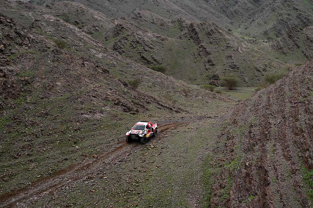 Saat sebagian besar rivalnya mengalami pecah ban, termasuk Sebastian Loeb (Prodrive) yang kehilangan waktu hampir satu setengah jam, Al-Attiyah merebut kemenangan dengan keunggulan 14 detik dari Erik Van Loon (Overdrive).