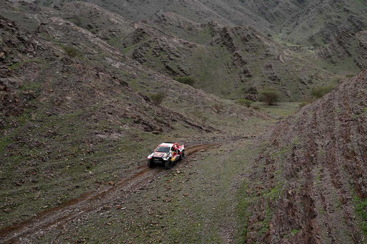 Saat sebagian besar rivalnya mengalami pecah ban, termasuk Sebastian Loeb (Prodrive) yang kehilangan waktu hampir satu setengah jam, Al-Attiyah merebut kemenangan dengan keunggulan 14 detik dari Erik Van Loon (Overdrive).