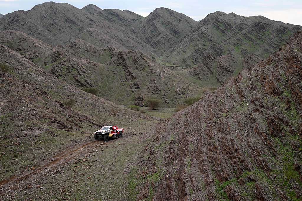 Juara bertahan Nasser Al-Attiyah (Toyota) memacu mobilnya pada etape 2 Reli Dakar, antara  Sea Camp dan al-Ula di Arab Saudi, Senin, 2 Januari 2023. Al-Attiyah berhasil melibas rute berbatu dan memenangi etape 2 Dakar 2023 dengan special stage sejauh 430km.