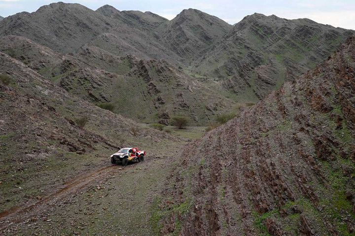 Juara bertahan Nasser Al-Attiyah (Toyota) memacu mobilnya pada etape 2 Reli Dakar, antara  Sea Camp dan al-Ula di Arab Saudi, Senin, 2 Januari 2023. Al-Attiyah berhasil melibas rute berbatu dan memenangi etape 2 Dakar 2023 dengan special stage sejauh 430km.
