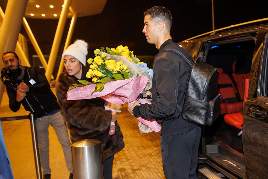 Pemain berusia 37 tahun, pemenang Ballon d'Or lima kali itu, mendarat di ibu kota Arab Saudi pada Senin, 2 Januari 2023 malam, dan kemudian menginap di sebuah hotel mewah bersama rombongannya.