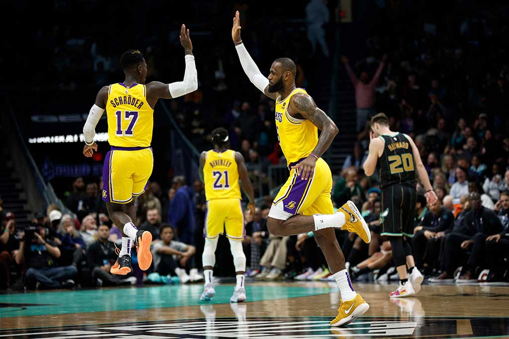 LeBron James memborong 43 poin dan melengkapinya menjadi dwiganda lewat 11 rebound saat Los Angeles Lakers mengalahkan Charlotte Hornets dengan skor 121-115 dalam lanjutan NBA di Spectrum Center, Carolina Utara, Selasa, 3 Januari 2023 WIB.