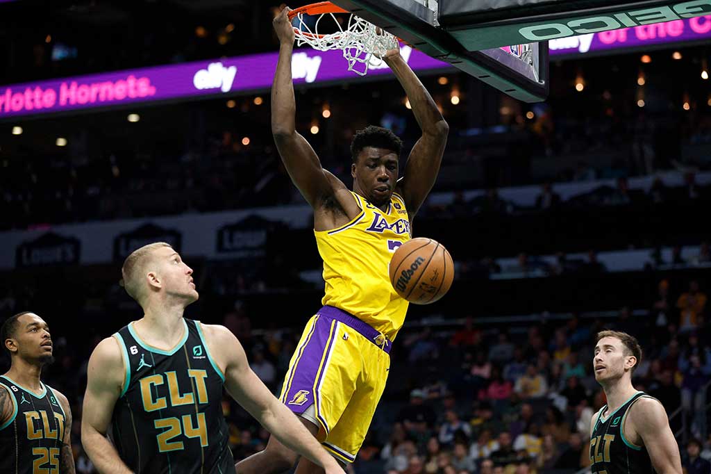 Thomas Bryant mencapai dwiganda 18 poin dan 15 rebound untuk membantu Lakers meraih kemenangan diikuti masing-masing 15 poin dari Dennis Schroeder dan Austin Reaves, sedangkan Troy Brown Jr. menyumbang 12 poin.
