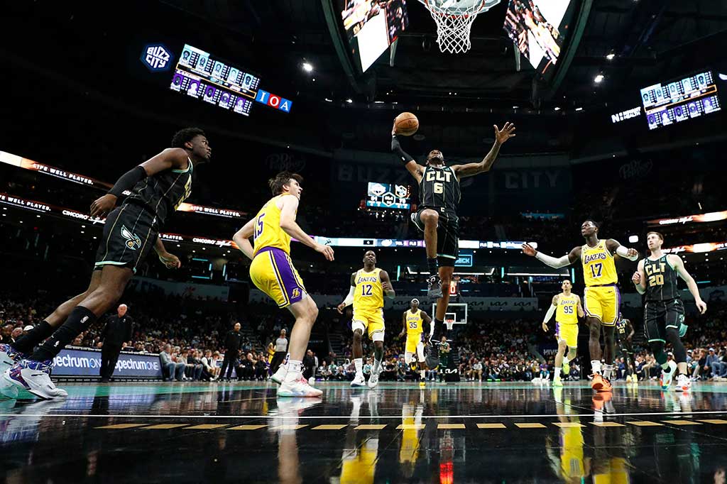 Mason Plumlee menutup penampilannya dengan torehan dwiganda 18 poin dan 14 rebound, P.J. Washington memperoleh 12 poin, dan Jalen McDaniels mendapat 10 poin, tapi Hornets menelan dua kekalahan beruntun sekaligus keempat dalam lima gim terakhir.