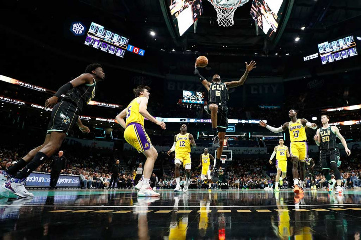 Mason Plumlee menutup penampilannya dengan torehan dwiganda 18 poin dan 14 rebound, P.J. Washington memperoleh 12 poin, dan Jalen McDaniels mendapat 10 poin, tapi Hornets menelan dua kekalahan beruntun sekaligus keempat dalam lima gim terakhir.