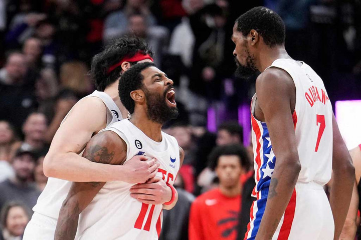 Para pemain Brooklyn Nets melakukan selebrai usai melibas tamunya San Antonio Spurs 139-103 dalam lanjutan NBA di Barclays Center, New York, Selasa, 3 Januari 2023 WIB. Hasil tersebut sekaligus merupakan 12 kemenangan beruntun Nets.