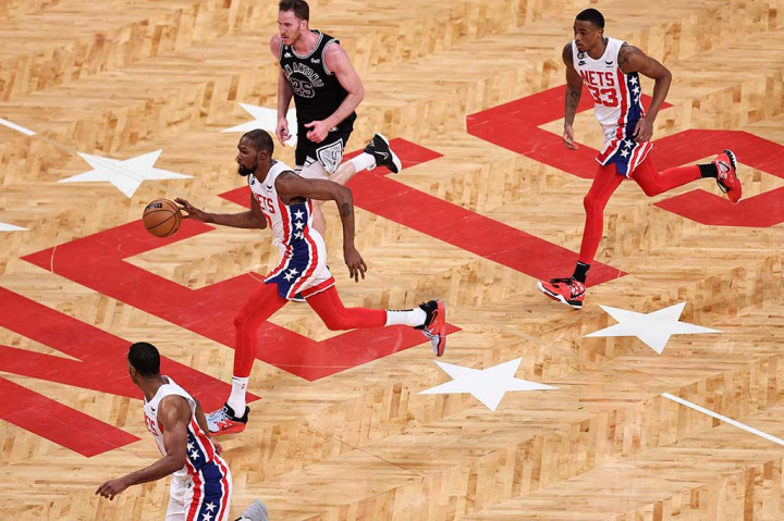 Kevin Durant menyusul dengan torehan dwiganda 25 poin dan 11 rebound, T.J. Warren memperoleh 18 poin, Seth Curry mendapat 16 poin, dan Nic Claxton melengkapi jajaran pencapai dua digit lewat 10 poin.