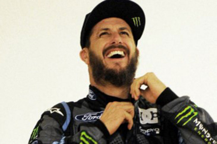 Ken Block, juara reli mobil, bintang olahraga aksi, dan salah satu pendiri DC Shoes meninggal dunia pada usia 55 tahun setelah mengalami kecelakaan mobil salju di Utah, Amerika Serikat.