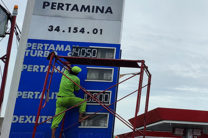 Selain harga Pertamax, pemerintah juga menurunkan harga Pertamax Turbo (RON 98) yang turun harga dari Rp15.200 per liter menjadi Rp14.050 per liter sejak penyesuaian harga terakhir dilakukan pada 1 Desember 2022.