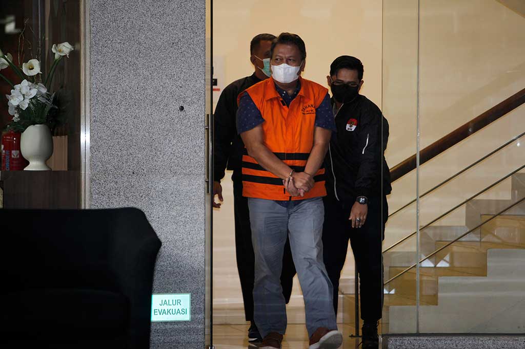 Tersangka BK disangkakan melanggar Pasal 12 huruf (a) atau Pasal 12 huruf (b) atau Pasal 11 dan 12B Undang-Undang Nomor 31 Tahun 1999 tentang Pemberantasan Tindak Pidana Korupsi sebagaimana telah diubah dengan Undang-Undang Nomor 20 Tahun 2001. 