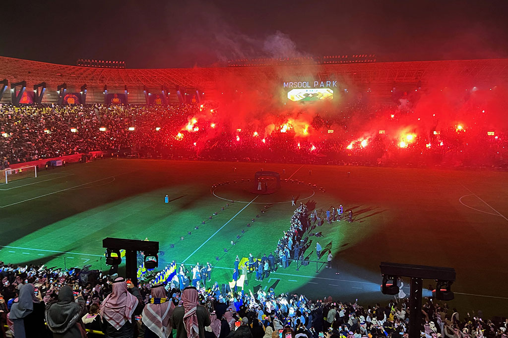 Stadion berkapasitas 25.000 yang penuh sesak itu meledak ketika Ronaldo, yang mengenakan seragam kuning dan biru Al Nassr, berjalan di lapangan, memberi hormat kepada penonton saat kembang api dan lampu sorot menyala di sekelilingnya.