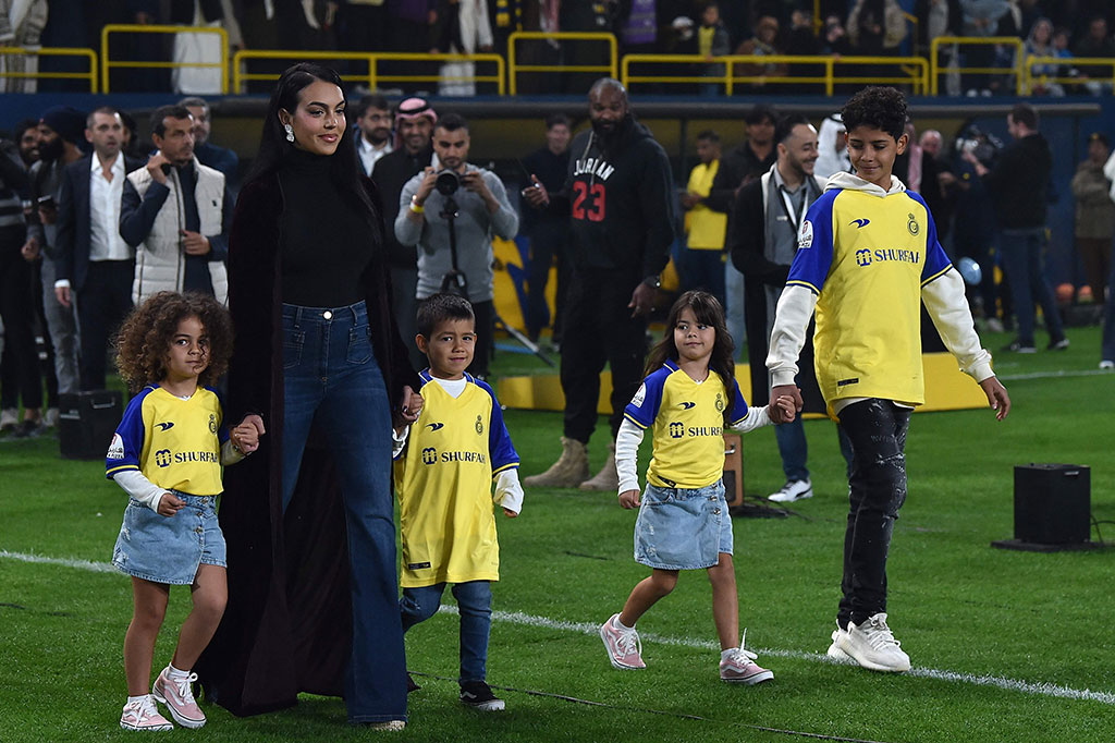 Pacarnya Georgina Rodriguez, mengenakan abaya hitam tradisional, berjalan bersama anak-anak Ronaldo, Ronaldo Jr (kanan), Alana Martina (kiri), Mateo (tengah), dan Eva Maria.