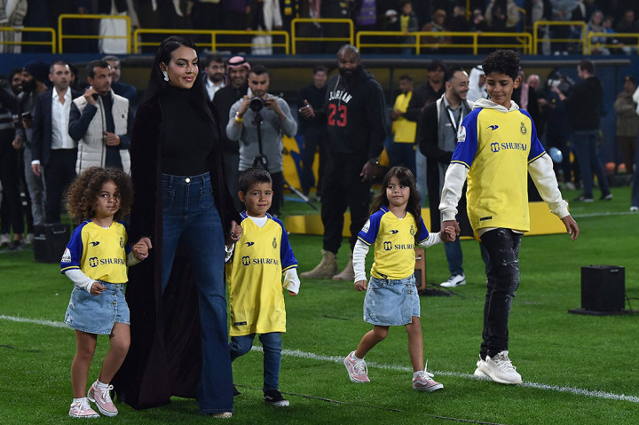 Pacarnya Georgina Rodriguez, mengenakan abaya hitam tradisional, berjalan bersama anak-anak Ronaldo, Ronaldo Jr (kanan), Alana Martina (kiri), Mateo (tengah), dan Eva Maria.