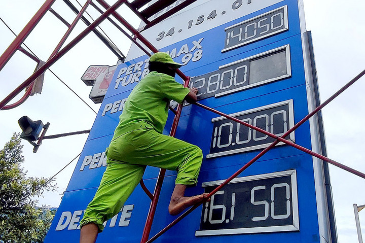 Kementerian Badan Usaha Milik Negara (BUMN) hari ini resmi mengumumkan penurunan harga bahan bakar minyak jenis Pertamax (RON 92) Pertamina dari sebelumnya Rp13.900 per liter menjadi Rp12.800 per liter atau turun Rp1.100 per liter.