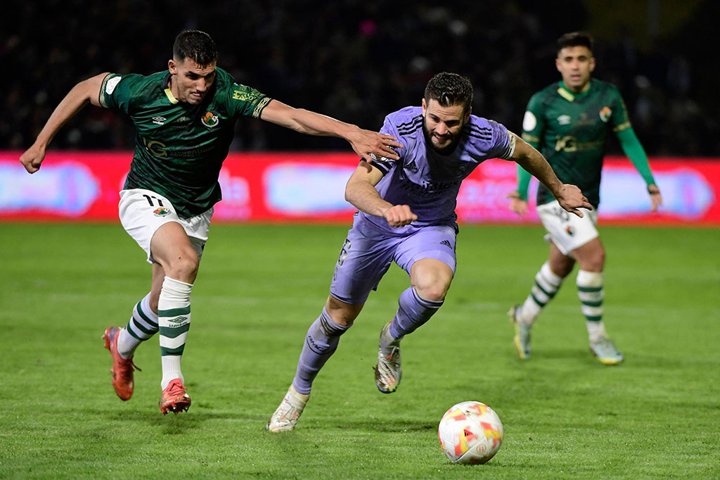 Real Madrid mendominasi penguasaan bola dan terus menyerang tim tuan rumah sejak pertandingan dimulai. Namun, mereka sulit menembus pertahanan Cacereno dan hanya mampu melepaskan tiga tembakan di babak pertama.