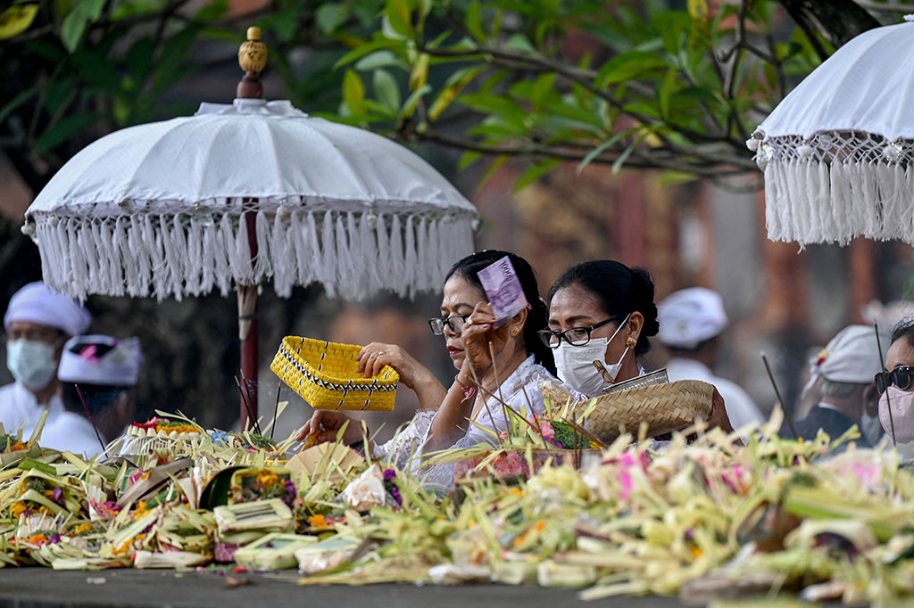 Umat Hindu Rayakan Galungan Medcomid 0584