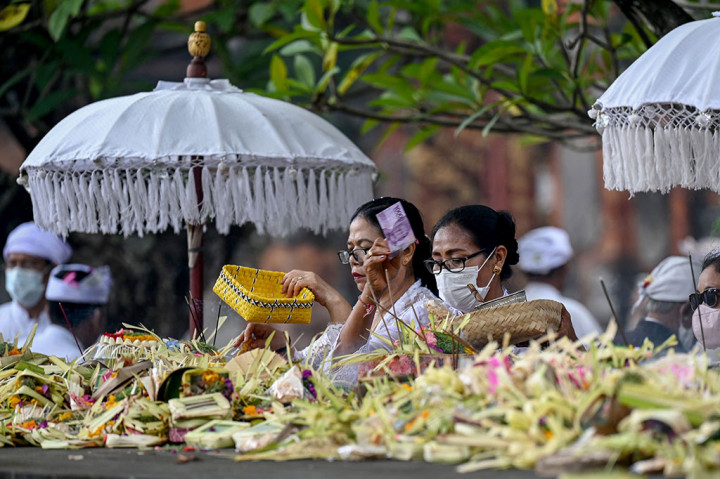 Galungan dirayakan oleh umat Hindu Bali setiap 210 hari sekali, dengan menggunakan perhitungan kalender Bali.