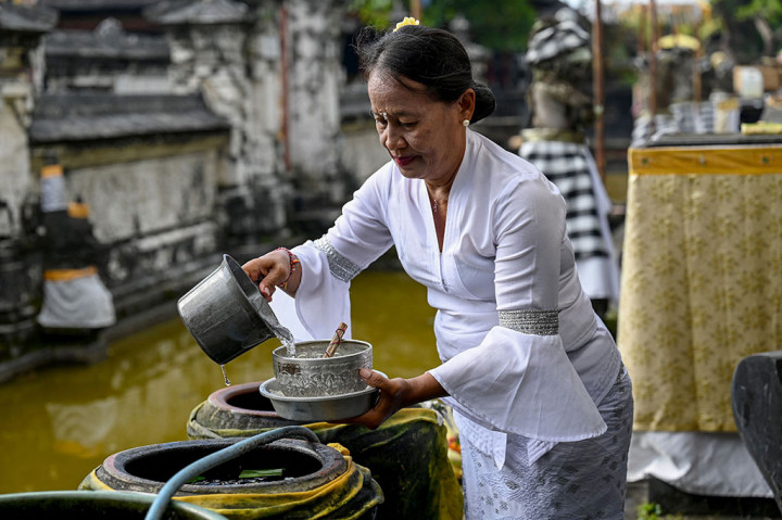 Hari raya yang dirayakan dalam setahun dua kali tersebut menjadi momentum kemenangan Dharma (Kebaikan) atas Adharma (Keburukan).