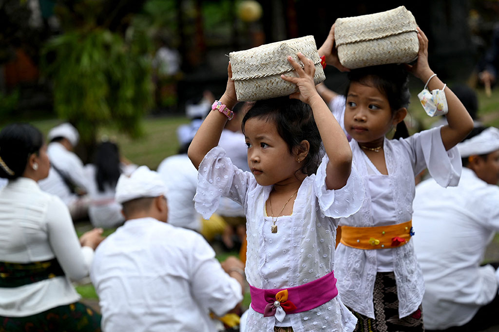 Pada hari yang sempurna atau 10 hari setelah Galungan, hadirlah pengetahuan (Kauningan) sehingga Galungan dan Kuningan menjadi satu kesatuan yang tidak terpisahkan.