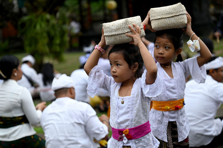 Pada hari yang sempurna atau 10 hari setelah Galungan, hadirlah pengetahuan (Kauningan) sehingga Galungan dan Kuningan menjadi satu kesatuan yang tidak terpisahkan.