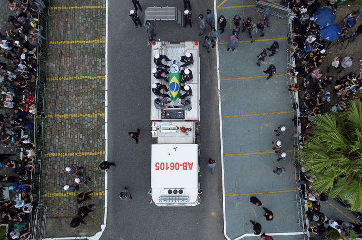 Peti jenazah Sang Raja dibalut dengan bendera Brasil.