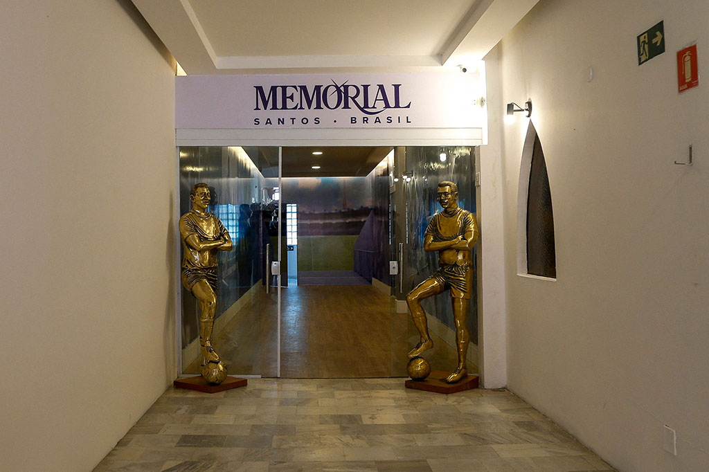 Terletak di lantai pertama, makam Pele seluas 200 meter persegi akan didekorasi seperti stadion sepak bola, dengan jenazahnya yang dibalsem diletakkan di peti mati yang dipajang di tengah rumput buatan, dikelilingi oleh gambar berlapis emas dari masa kejayaannya.