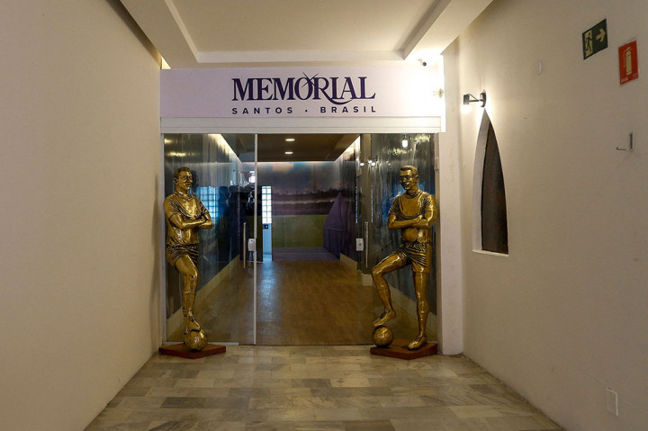 Terletak di lantai pertama, makam Pele seluas 200 meter persegi akan didekorasi seperti stadion sepak bola, dengan jenazahnya yang dibalsem diletakkan di peti mati yang dipajang di tengah rumput buatan, dikelilingi oleh gambar berlapis emas dari masa kejayaannya.